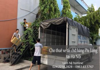 Xe tải chở hàng tại phố Tô Tiến Thành